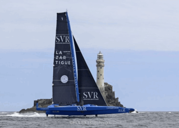 SVR Lazartigue é o primeiro dos três trimarãs foilers na Rolex Fastnet Race 2025