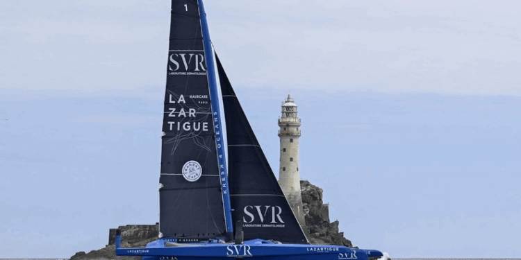 SVR Lazartigue é o primeiro dos três trimarãs foilers na Rolex Fastnet Race 2025