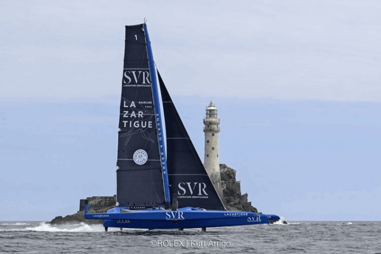 SVR Lazartigue é o primeiro dos três trimarãs foilers na Rolex Fastnet Race 2025