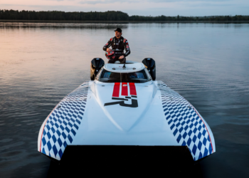 Travis Pastrana leva ao máximo os motores fora de borda 300R e 300 ROS