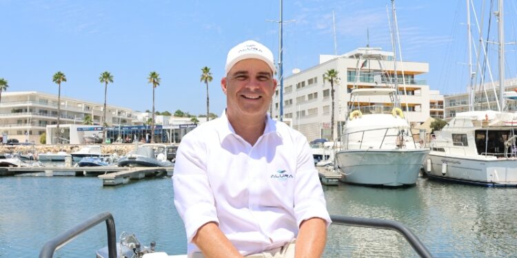 Alura Yachting é uma empresa portuguesa de mediação de iates de luxo